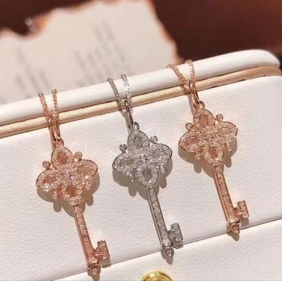 Sterling silver diamond key necklace - Picture 2 of 8